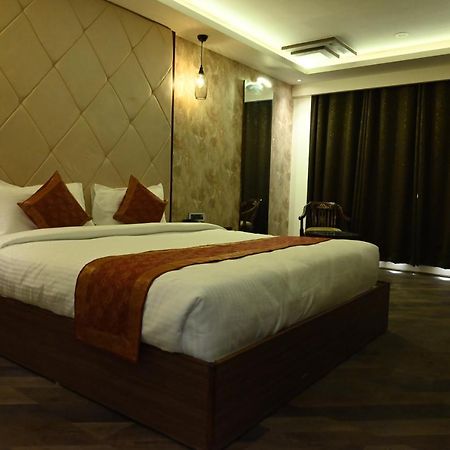 The Triumph Hotel Варанаси Экстерьер фото