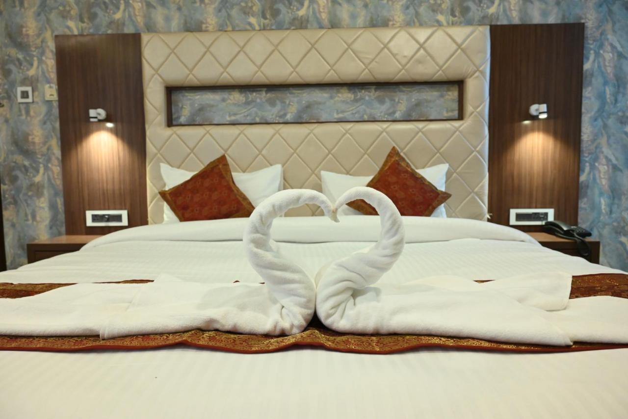The Triumph Hotel Варанаси Экстерьер фото