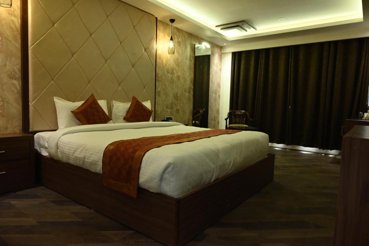 The Triumph Hotel Варанаси Экстерьер фото