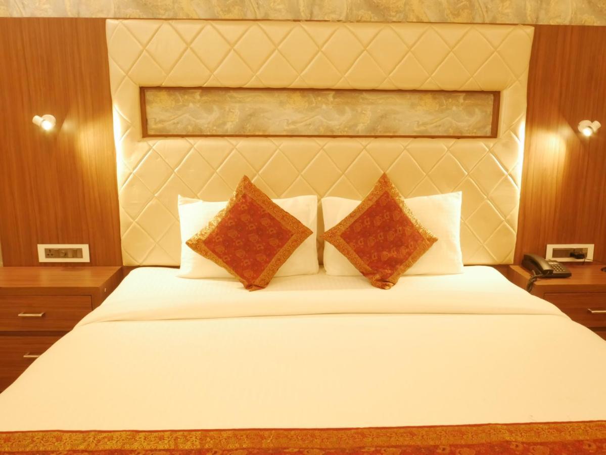 The Triumph Hotel Варанаси Экстерьер фото