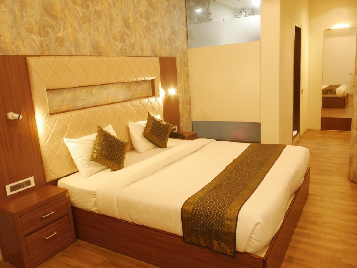The Triumph Hotel Варанаси Экстерьер фото
