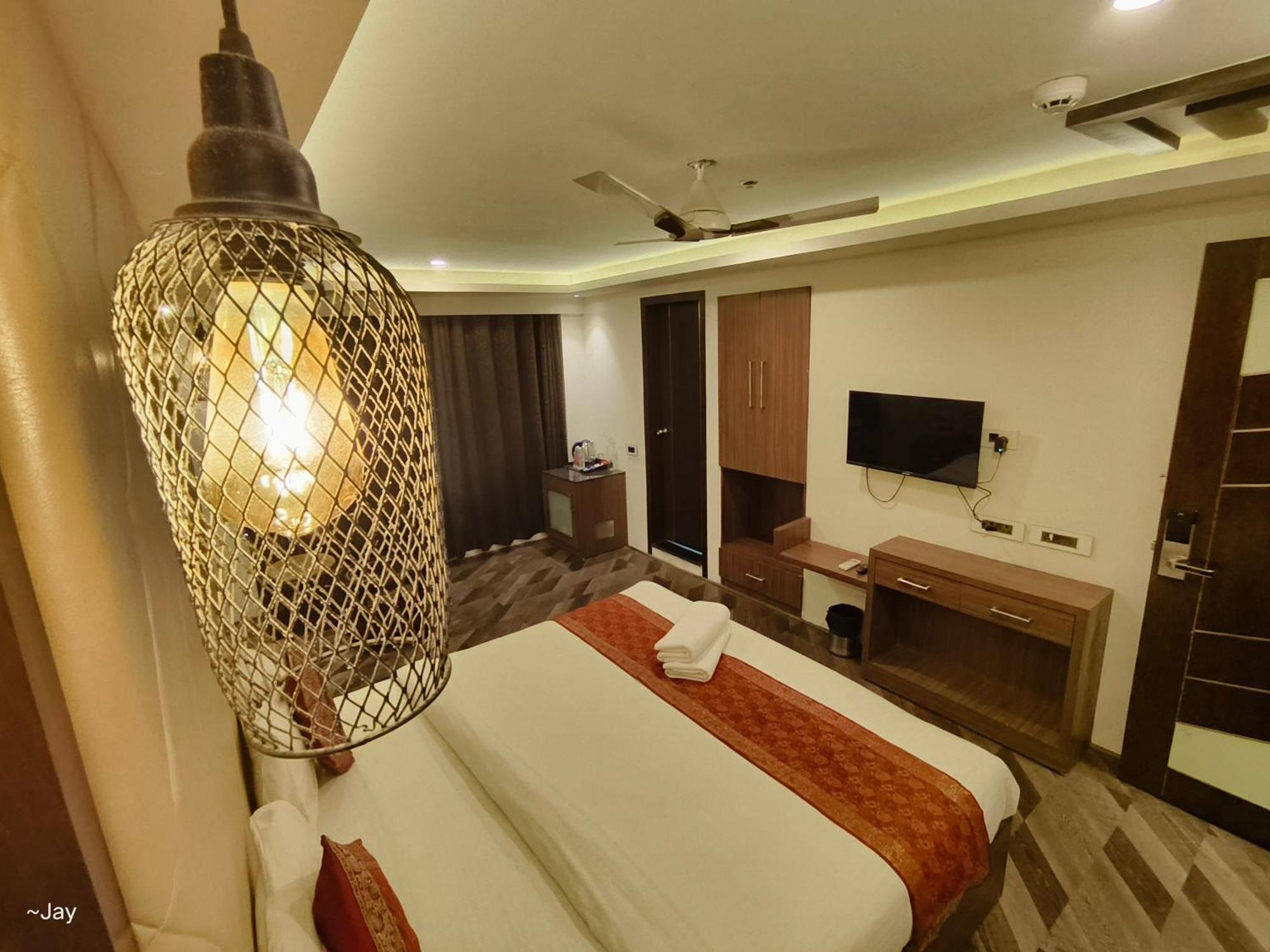 The Triumph Hotel Варанаси Экстерьер фото