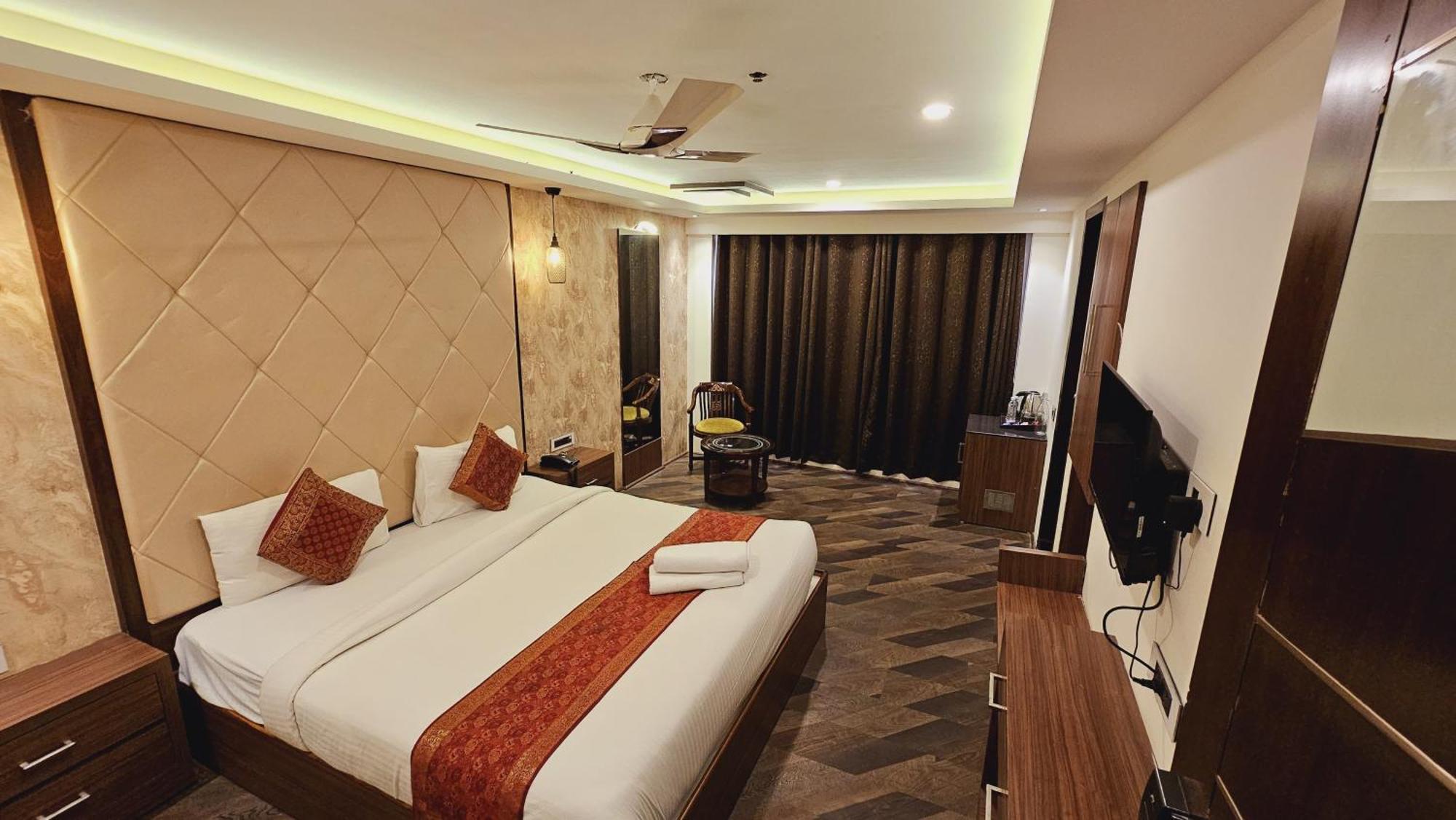 The Triumph Hotel Варанаси Экстерьер фото