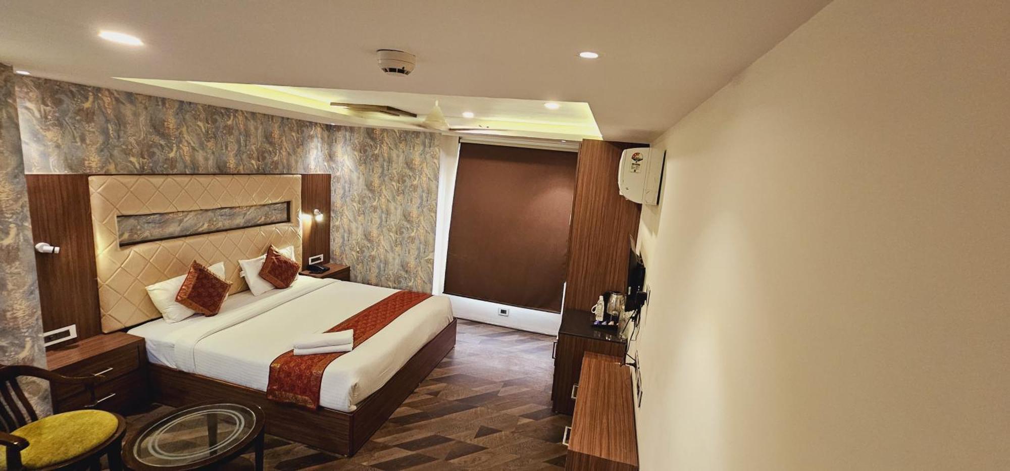 The Triumph Hotel Варанаси Экстерьер фото